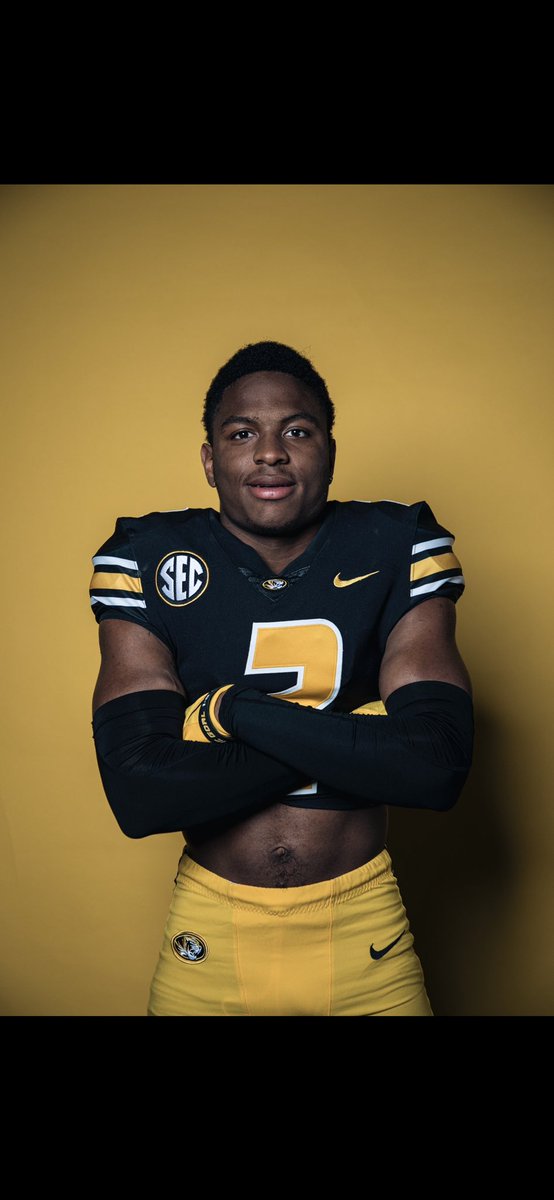 marcusneal0705's tweet photo. Great time at the zou! Thanks !⚫️🟡@CoachBlakeBaker @CJheinz34 @RaySouthFB @MizzouFootball @MaureyBland6 https://t.co/dPF0vRkLe2