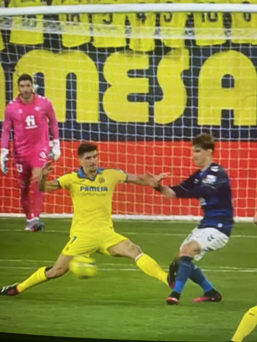 PGonzalezMedina's tweet photo. Otra de las tomas del plantillazo de Gerard Moreno a Juan Miranda por el que no ha visto cartulina roja. #RealBetis https://t.co/hDcR0oqSND