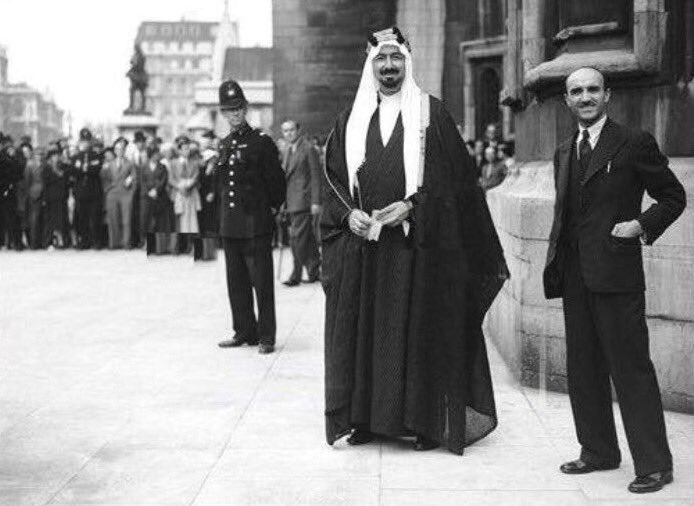 "شيخ قبائل شمر"
 الشيخ/عجيل الياور الجربا 
في إنجلترا أثناء تتويج الملك جورج السادس ملك بريطانيا {والد الملكة إليزابيث}.1937م