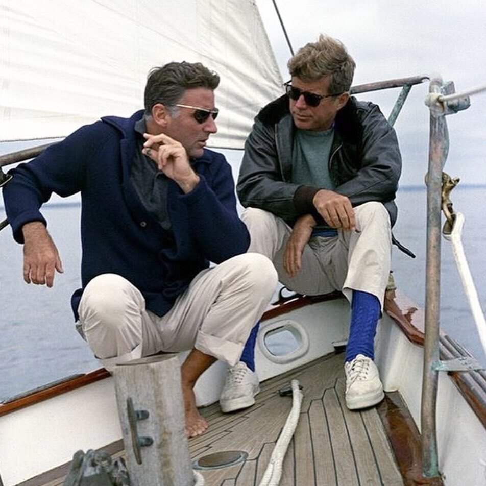 tomorrowstarted's tweet image. Toxic Masculinity at its best ; )⁣

#jfk #marilynmonroe #kennedy #jackieo #johnfkennedy #sailing #gentelmanstyle #pittiuomo #mensstyle #vintagestyle #marthasvineyard #toxicmasculinity #weekendvibes #wintersailing