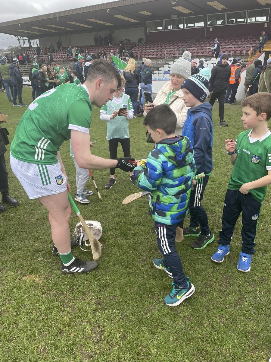 LimerickCLG's tweet photo. This is what GAA is all about.  Limerick Players in Mullingar today after the Match. https://t.co/bx9JX4zRVV