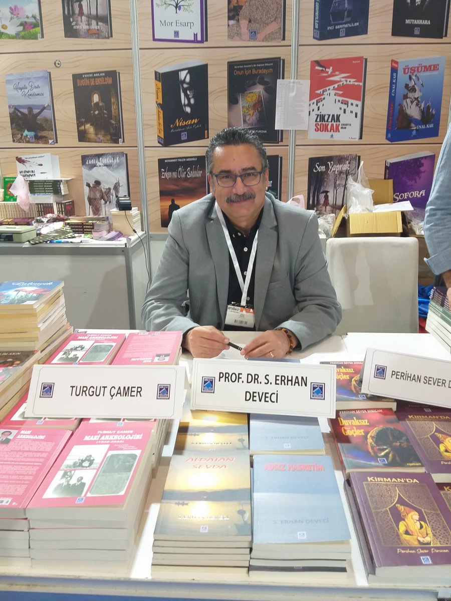 SErhanDeveci1's tweet photo. İzmir TÜYAP Fuarı'nda "Aldatan Sevda" ve "Adsız Hasretim" şiir kitaplarımız ile dostlarla birlikteydik. 13 Mart Pazartesi yine şiir dostlarını davet ediyoruz. https://t.co/mFn2RYozyD