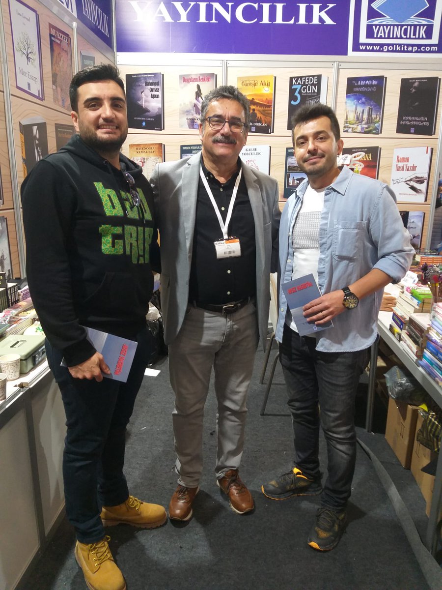 İzmir TÜYAP Fuarı'nda "Aldatan Sevda" ve "Adsız Hasretim" şiir kitaplarımız ile dostlarla birlikteydik. 13 Mart Pazartesi yine şiir dostlarını davet ediyoruz.