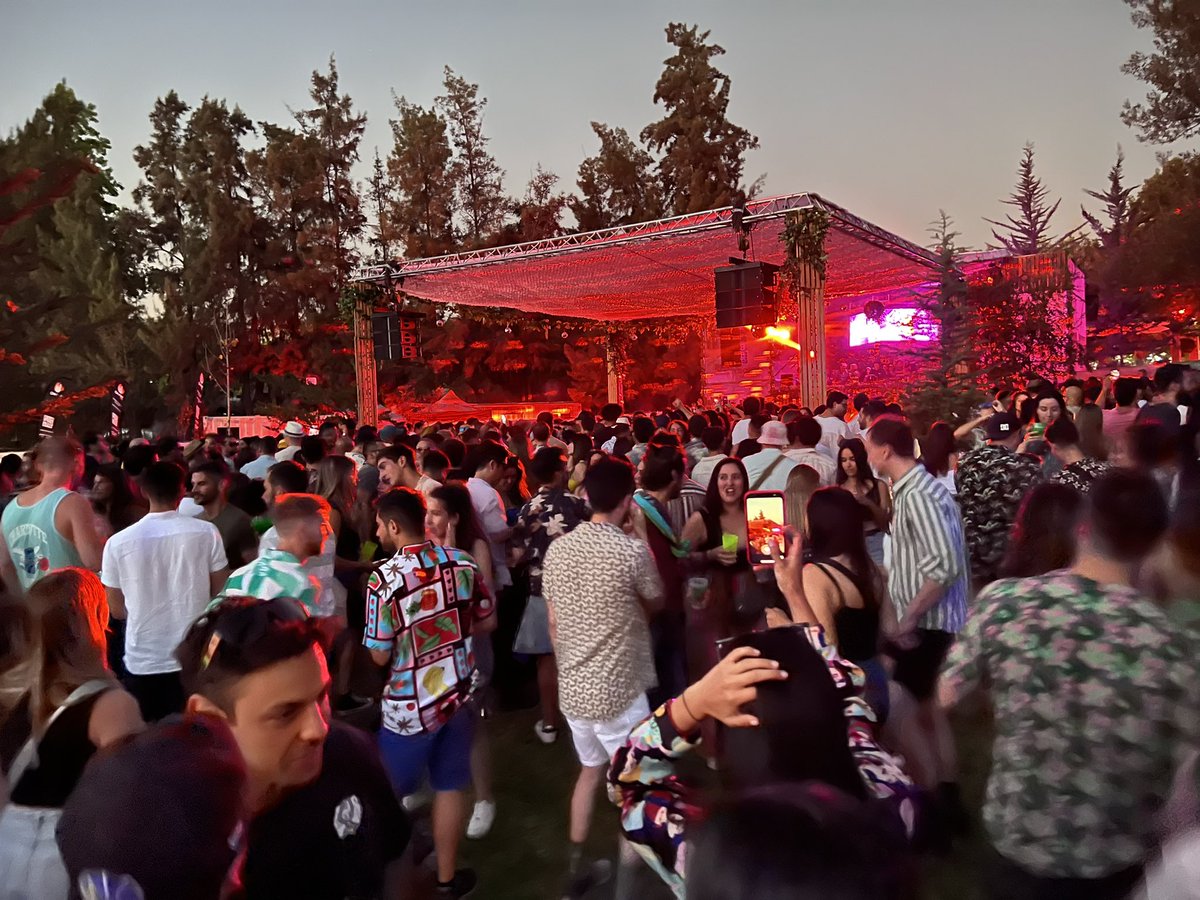 ParquePadre's tweet photo. Un nuevo exitoso @PiknicSCL en @ParquePadre mucha juventud reunida alrededor de la música electrónica. https://t.co/eT69MOmlgF