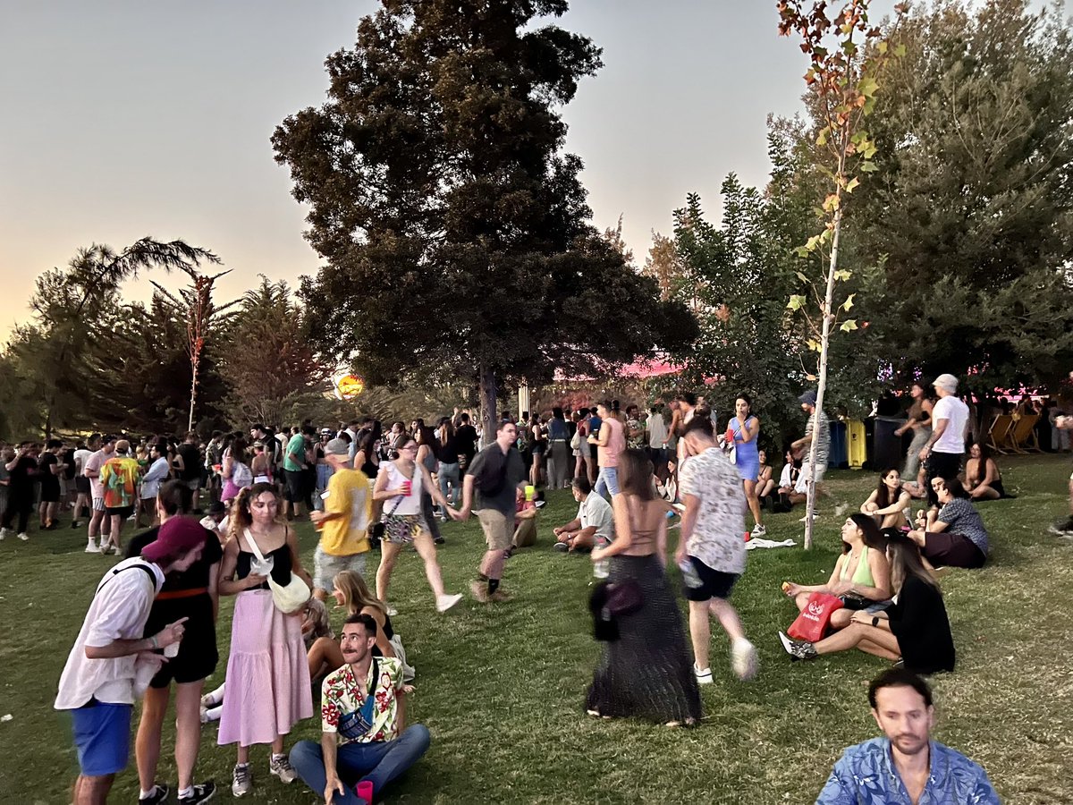 ParquePadre's tweet photo. Un nuevo exitoso @PiknicSCL en @ParquePadre mucha juventud reunida alrededor de la música electrónica. https://t.co/eT69MOmlgF