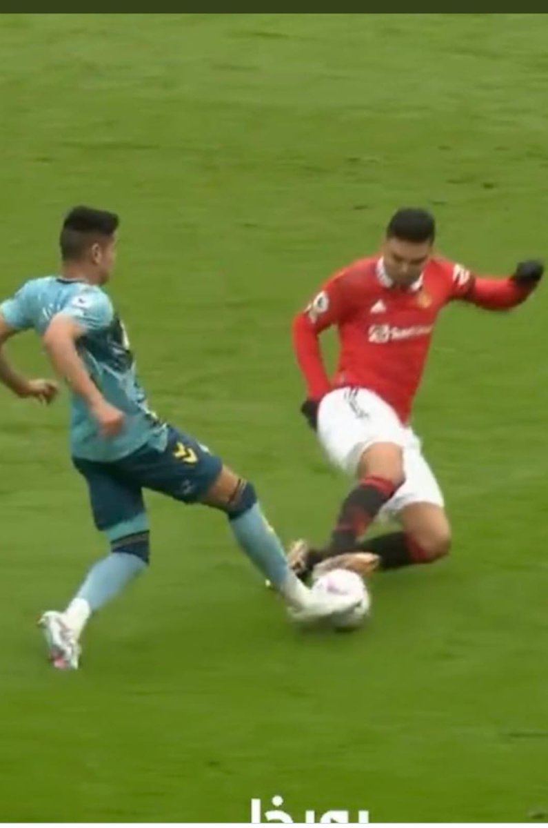 Shentonebanda's tweet photo. How on earth is this a red card when @casemiro went for the ball.
@manunitedzone @UnitedStandMUFC
@unitedupdates https://t.co/MswN0mcTfc