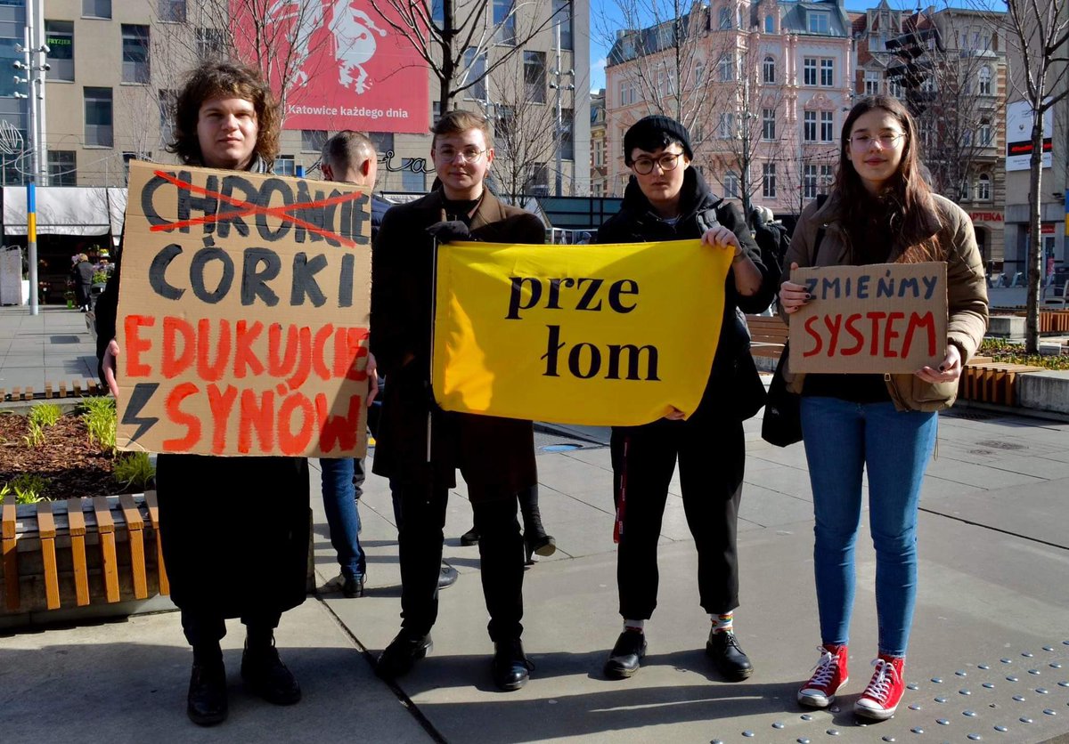 przelom_'s tweet photo. Katowicka manifa za nami! ✊🏼⚡️

Przyjdzie dzień, kiedy nastanie równość płci a patriarchat zostanie obalony! https://t.co/8JqKRgP4Nr