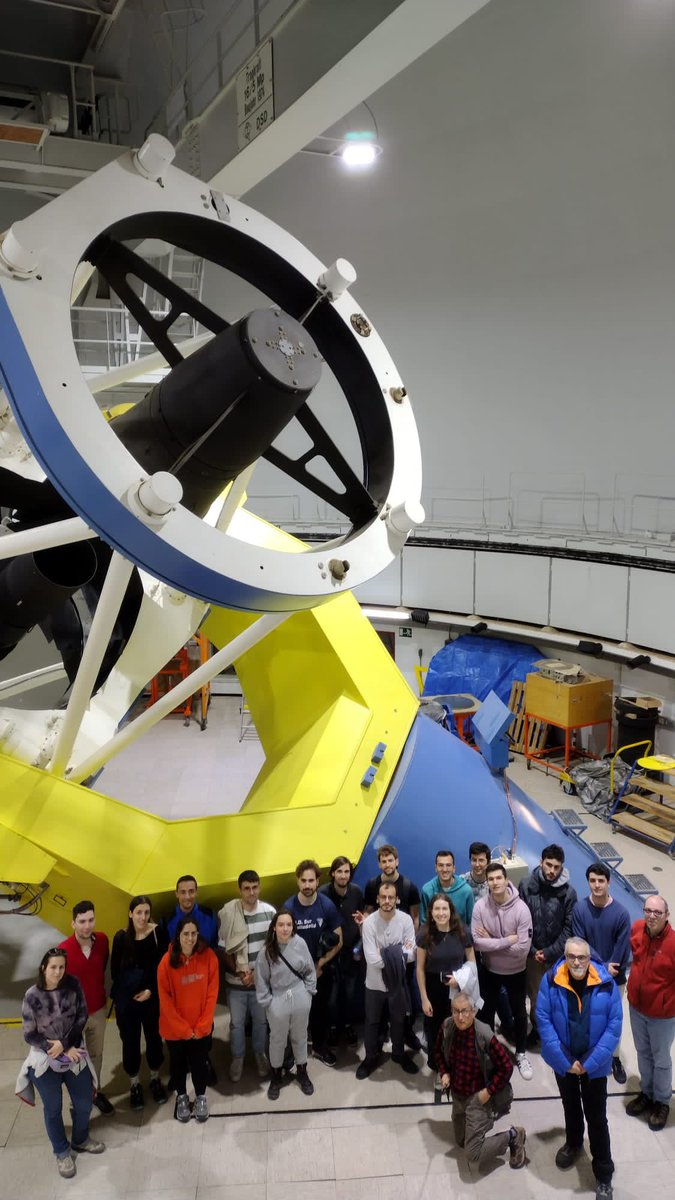 Foto de grupo de los estudiantes del <a href="/MasterAstroUCM/">Máster Astrofísica UCM</a> junto al telescopio 2.2m <a href="/CalarAltoObs/">Calar Alto Obs.Astr.</a> 
Falta Santos Pedraz que es el autor de la foto. 
<a href="/unicomplutense/">Complutense</a>