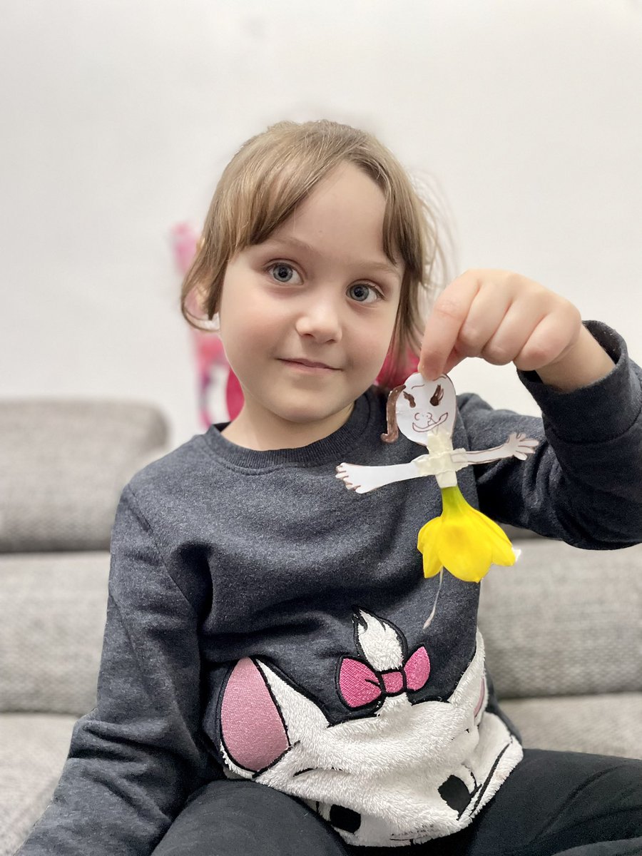 AndraTimandi's tweet photo. Today Maya found a daffodil in the park and used it to make a dress for a fairy. She is so creative! 🧚‍♀️🧚‍♀️🧚‍♀️ @WCPSc2028 https://t.co/VxfGdm5FXb