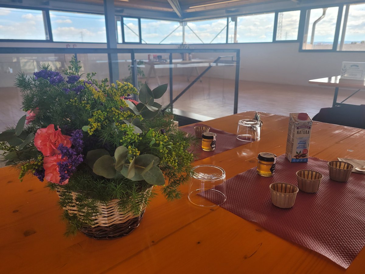mpilar11's tweet photo. Hem visitat el #masdecolom #borges a #Tàrrega. Un recorregut molt interessant que inclou un tast d'ametlles, mel i oli i el gaudi d'uns ametllers que comencen a florir. Gratuït. https://t.co/HpV5G3hOtQ