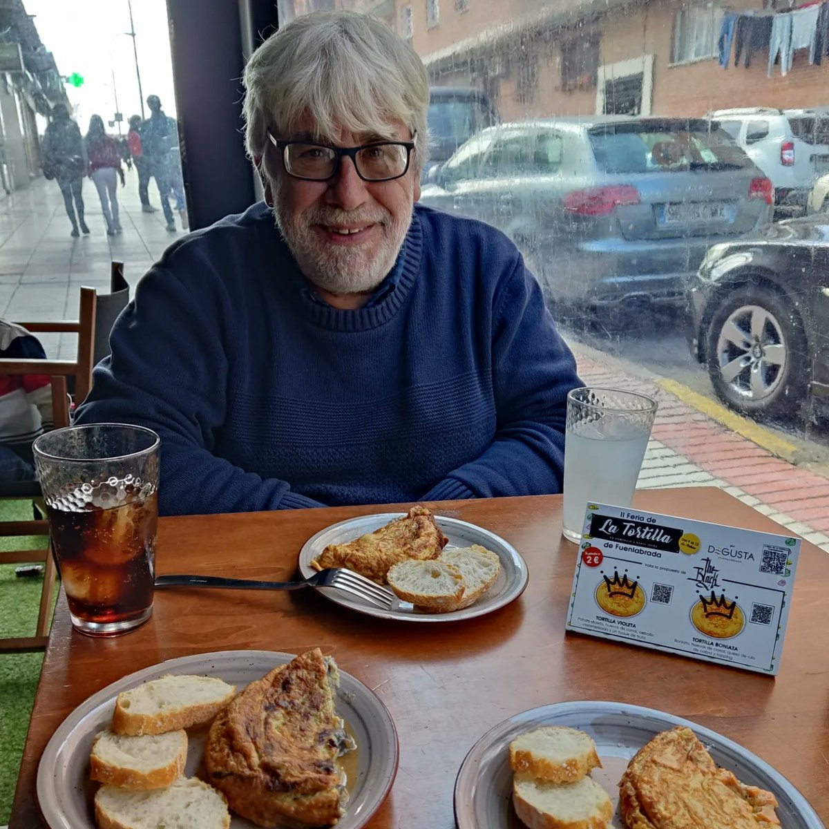 UnidasFuenla's tweet photo. Ayer ademas de tener a Pedro de refuerzo para dar la vuelta al tortillón municipal 😂 disfrutamos de un pincho de tortilla en el @theblackco, de las charangas y del concierto en la plaza. 
Planazos de finde en #Fuenlababrada  por el día de la tortilla. https://t.co/3htn3taqmg