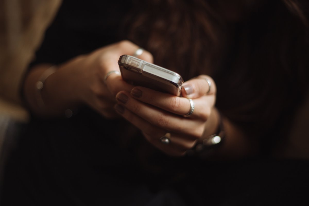 CityofDeltaBC's tweet photo. ☎️ In #DeltaBC we call 911 for emergencies, but what's 811?

📱811 is for non-emergency health inquiries. Operated by HealthLink BC,  this free service connects you to a health navigator who can provide health info/services or connect you with a nurse, dietitian or pharmacist. https://t.co/FDYZhsUPbJ