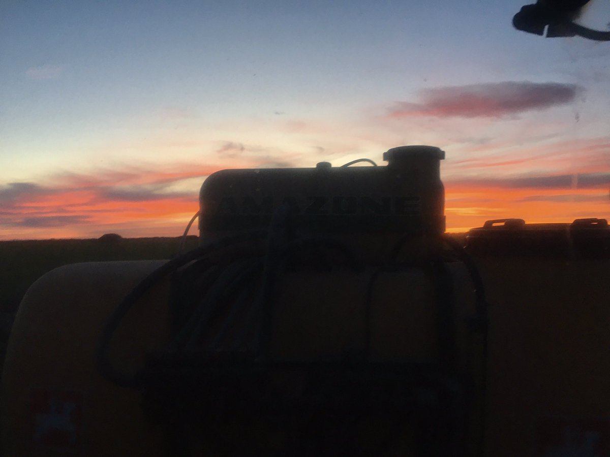 lassaiz's tweet photo. Tirando herbicida a los trigos en Hérmedes de Cerrato, Palencia. @SurcosCyLTV https://t.co/7bw86AIz4L