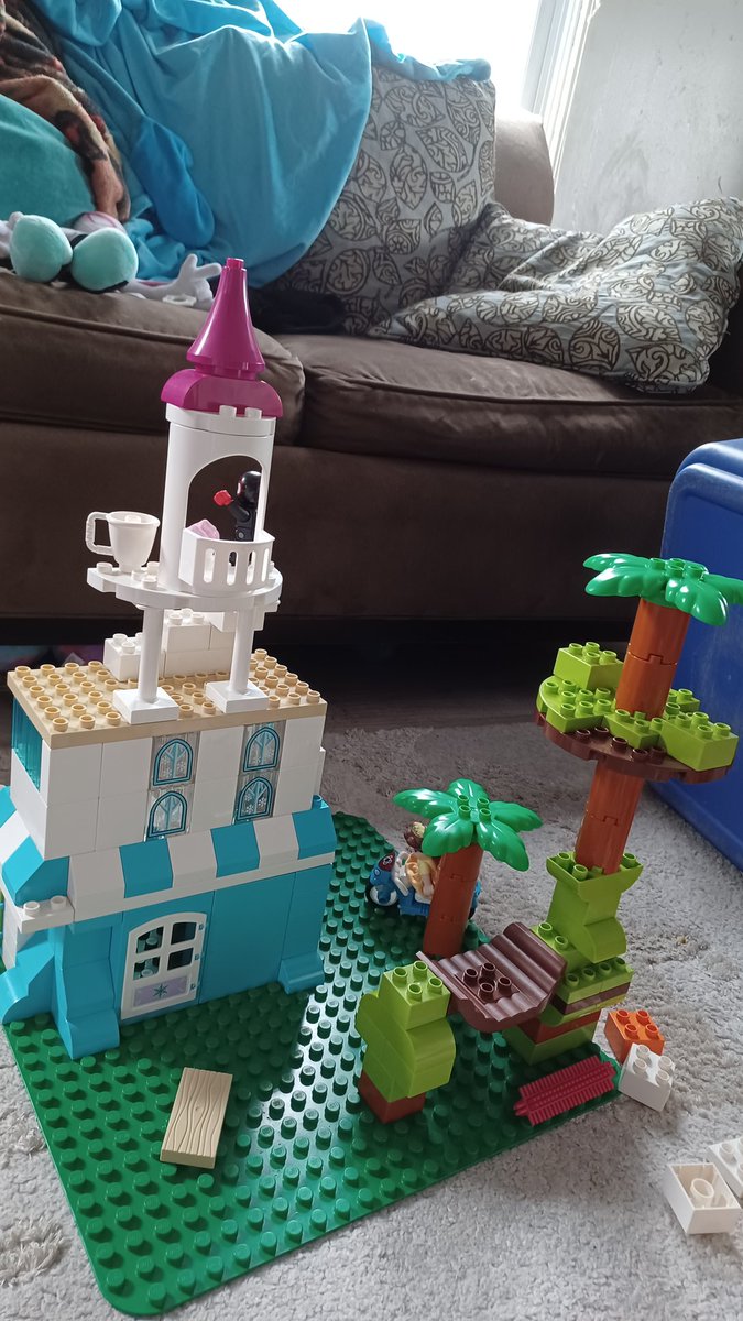 FINALFORMSart's tweet image. Sure I'll play Duplo, kids.