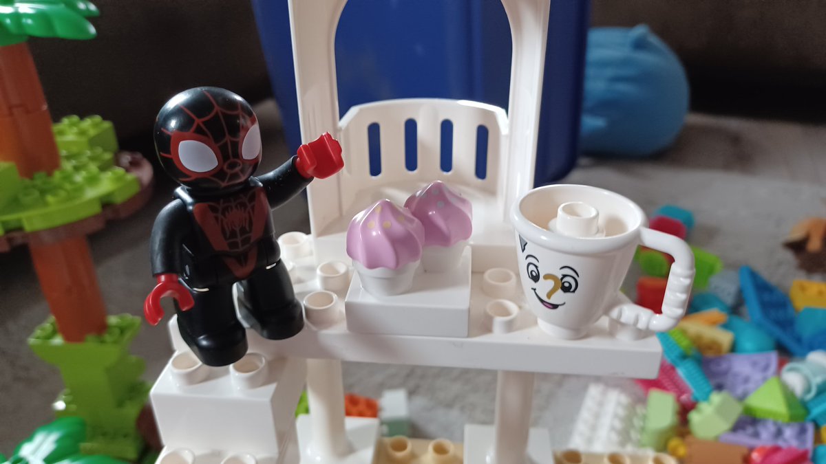 FINALFORMSart's tweet image. Sure I'll play Duplo, kids.