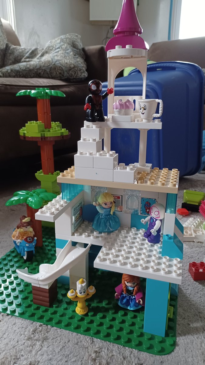 FINALFORMSart's tweet image. Sure I'll play Duplo, kids.