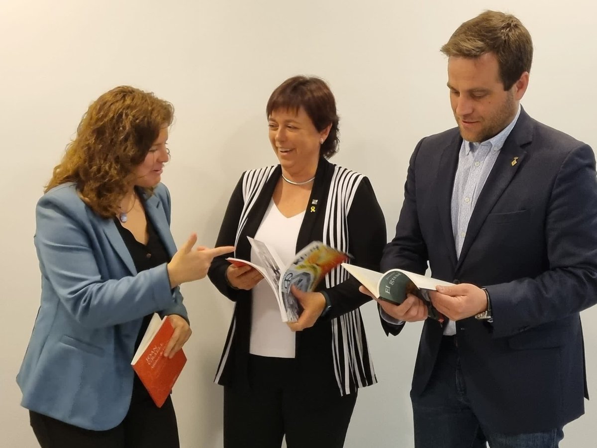 MAntoniaBatlle's tweet photo. Avui he assistit a la 59a edició dels Premis #Recvll a #blanes, defensa i promoció de la nostra llengua i la nostra cultura.
Camí dels seus seixanta anys, moltes Felicitats !!! https://t.co/TQrE5UJS7X