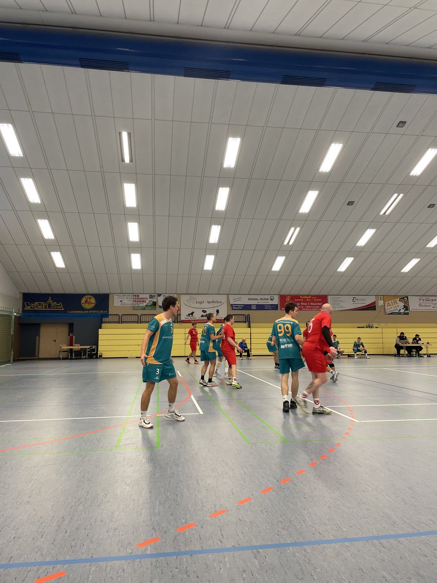 HVL09's tweet photo. Unsere Männer Reserve-Auswahl hat ebenfalls die Heimbegegnung in der #KreisligaC, gegen die #SVMotorBabelsberg, mit 18:25 verloren. Auch hier gehen sportliche Grüße an den Sieger nach #Babelsberg. #Handball #hvl #hvl09 #handball_luckenwalde #luckenwalde #luckenwalder_jungs https://t.co/98dpojY8ng