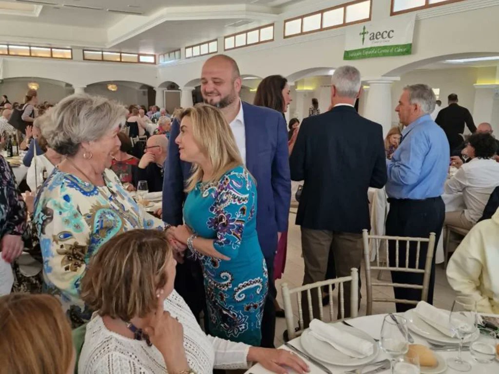Manolo_Torres_'s tweet photo. Junto a @carminafs, @pcfernandez1968, @andreu_isa y @PenchoSSoto, hemos asistido a una comida en beneficio de @ContraCancerEs, en apoyo a su labor acompañando a personas enfermas y familiares, así como a sus proyectos de investigación. #LiderandoElProgreso https://t.co/yMg9nDRicD