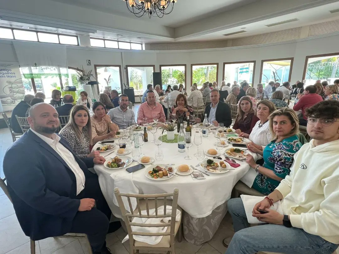 Manolo_Torres_'s tweet photo. Junto a @carminafs, @pcfernandez1968, @andreu_isa y @PenchoSSoto, hemos asistido a una comida en beneficio de @ContraCancerEs, en apoyo a su labor acompañando a personas enfermas y familiares, así como a sus proyectos de investigación. #LiderandoElProgreso https://t.co/yMg9nDRicD