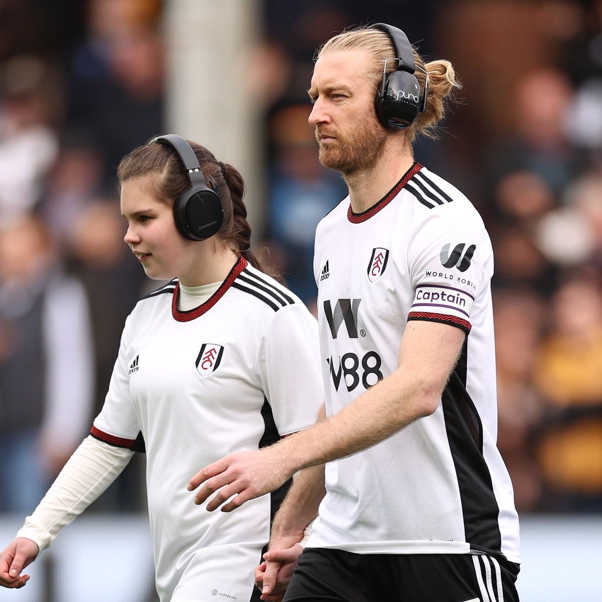 usmntonly's tweet photo. Tim Ream wore noise-canceling headphones in support of the child that accompanied him onto the pitch ❤️🇺🇸

(h/t @FOXSoccer) https://t.co/PZYtGc8dLR