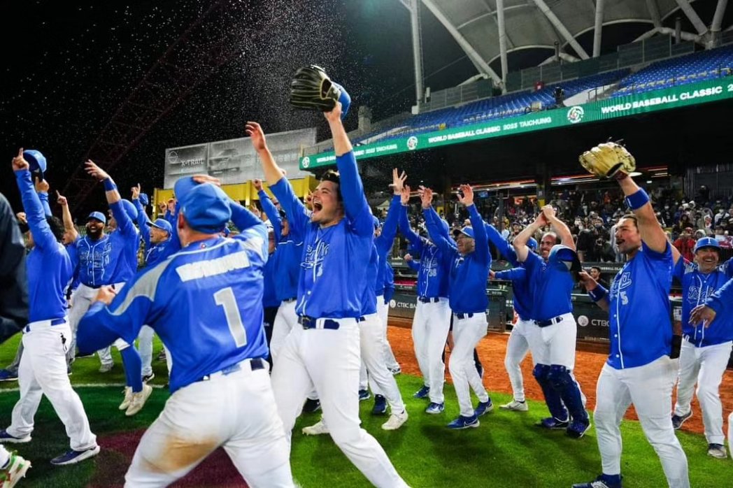 FIBSpress's tweet photo. TUTTI A TOKYO!!

È la seconda qualificazione alla fase 2 del @WBCBaseball per #ItaliaBaseball (la prima fu nel 2013). Contro l'Olanda, in un torneo internazionale, non si vinceva dal 2012. https://t.co/c83TdKxEhC