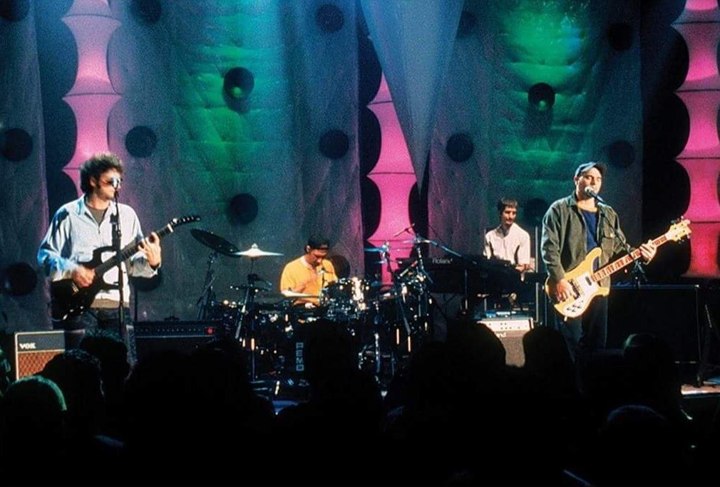 ImagenRetro's tweet photo. Un día como hoy pero de hace 27 años, Soda Stereo graba en los estudios MTV de Miami su concierto semi-unplugged "Comfort y música para volar".

¿Cuál es tu canción favorita del álbum? https://t.co/raNP8X0ugR
