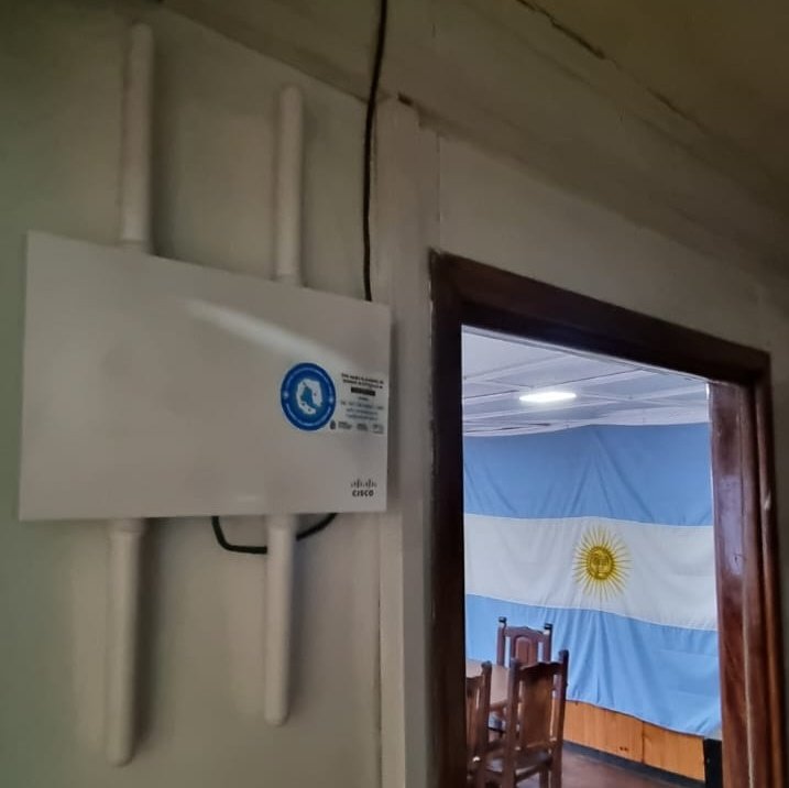 MPanicciaok's tweet photo. #CAV2223 Avanza la construcción del nodo de Comunicaciones e instalaciones en #Isladecepción. Los sistemas de energía y servicios #Neusat ya se encuentran operativos. #ahora una pausa obligada por la Nieve que se aprovecha para hacer trabajos en refugio. https://t.co/4Mck6YpCE3