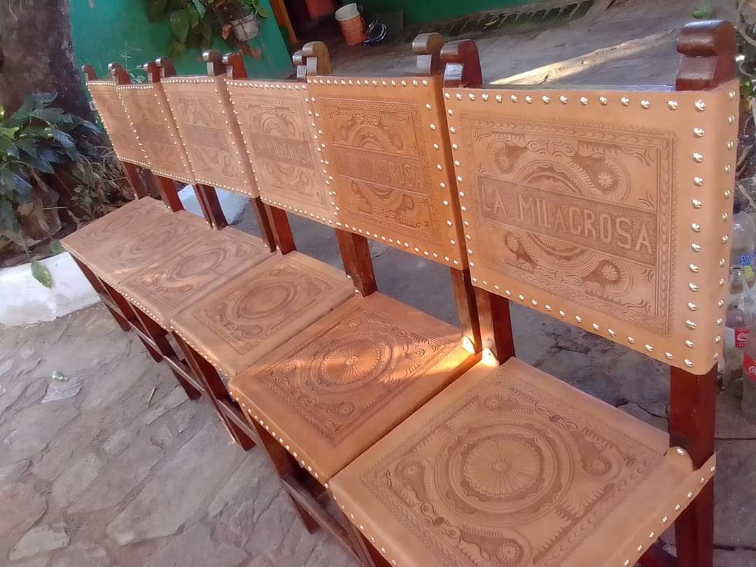 RxnaldCristaldx's tweet photo. Me ayudan a compartir el trabajo de mi Abuelo "Es un genio"✨ Trabajo de MARROQUINERÍA Y REPUJADO de Don Baldomero Guerrero!!!👏🤩 https://t.co/49x7XT687B