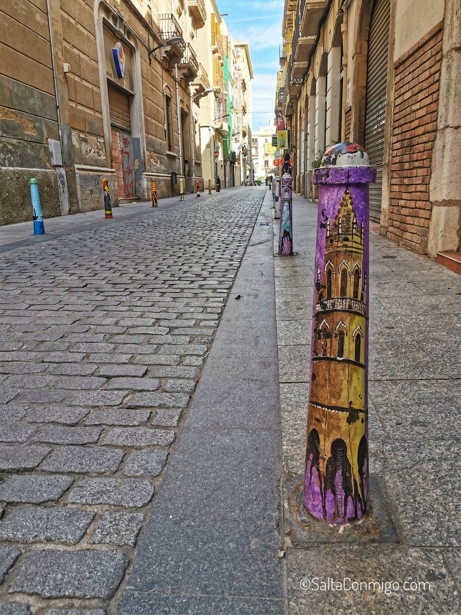 SltCnmg's tweet photo. Paseando por Reus nos hemos trasladado por un momento a nuestro barrio en Madrid, con la decoración de los bolardos como en la calle Galería de Robles en Malasaña 🥰
#SaltaConGTC #GrandTourCataluña #publi https://t.co/yV7NmzJfXl
