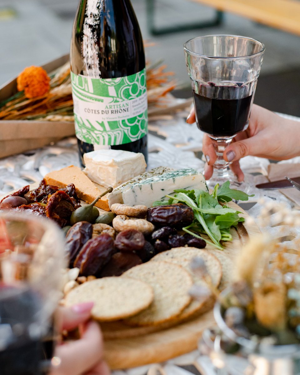 Spring is truly one of our favourite seasons of all, our days are longer, flowers begin to bloom, and the warmer weather allows us to spend more time enjoying the outdoors. This calls for one thing and one thing only, a VEGAN ANTIPASTO BOARD!  ☀️

bit.ly/2RiMhIO