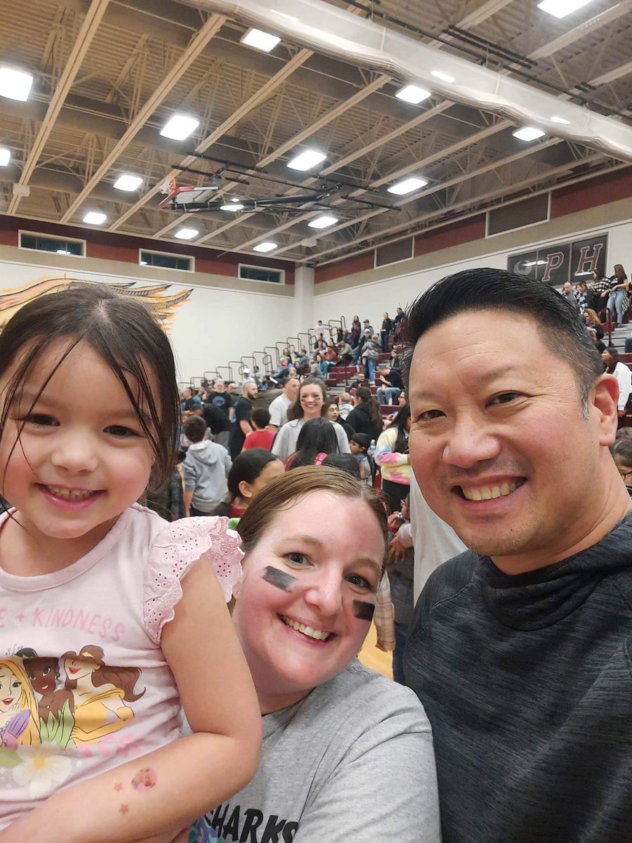 AlexisPhan3's tweet photo. So much fun playing volleyball on Friday! My family came to cheer me on!! Way to go Tiger Sharks!! 💙💚🦈 @E_ThompsonES @ETE_PTA https://t.co/SCEIeyJobW