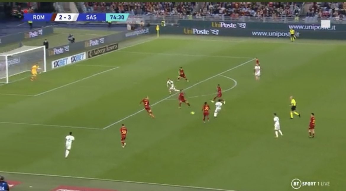 AntiW0k3's tweet photo. @btsportfootball Rui Patricio really having a pop at the linesman 😂😂😂 https://t.co/vrRiDUfVRo
