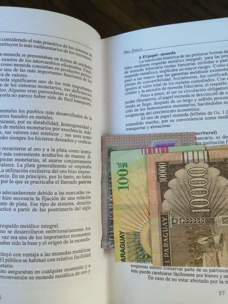 dianteba's tweet photo. Ayer me cagó un pajarito mientras esperaba bus, hoy limpiando los libros que use en la facultad encontré 112 mil guaraníes. RT para la buena suerte https://t.co/9eGWctAdnr