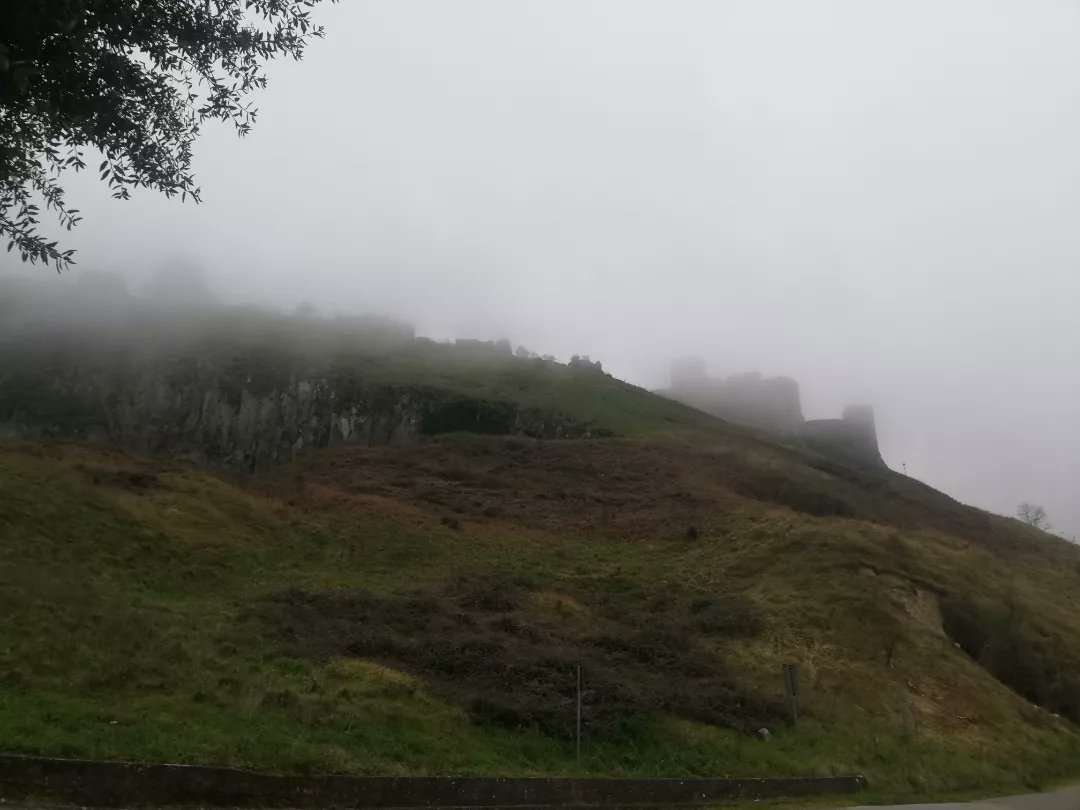 zio_emi's tweet photo. #Magia della #natura che avvolge 
il #castellonormannosvevo facendolo #sparire. 
#melfi🔰
#castello_di_melfi
#MuseoArcheologicoMelfi https://t.co/uN55MMGQvt
