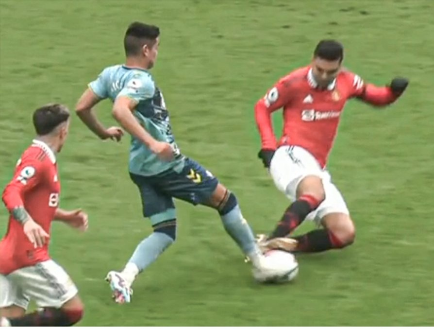 kaiTalksUtd's tweet photo. @SuhailChowdhary It's United against the world... 

Red card...                           No red... https://t.co/ulM2q0SpbX