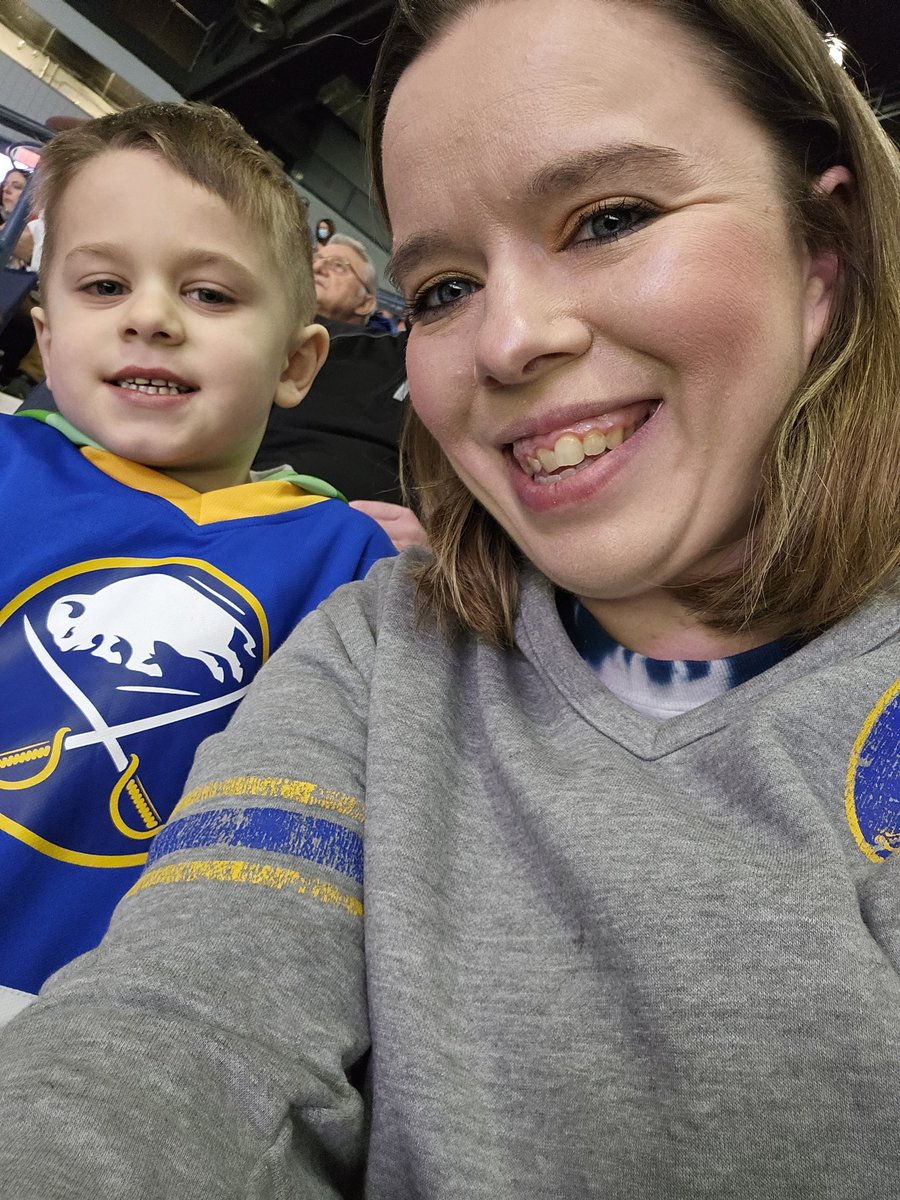 lizzylizzard_10's tweet photo. @AmerksHockey #WELLNOWSELFIE https://t.co/jGyrg1J3ya