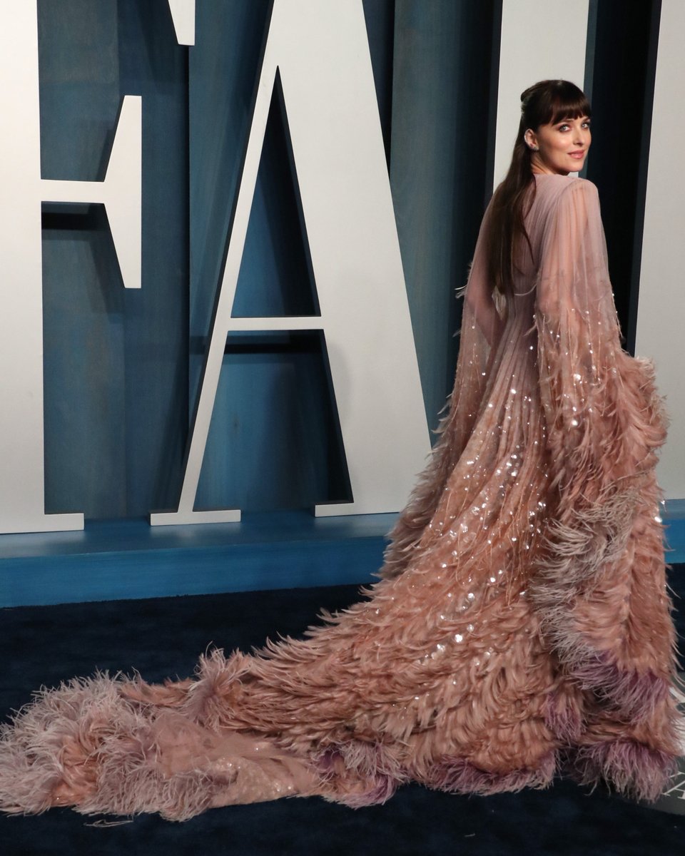 How to steele the red carpet: a master class by Dakota Johnson. 💗 Who do you want to see at the #VanityFairOscarParty?  (📷: Shutterstock)