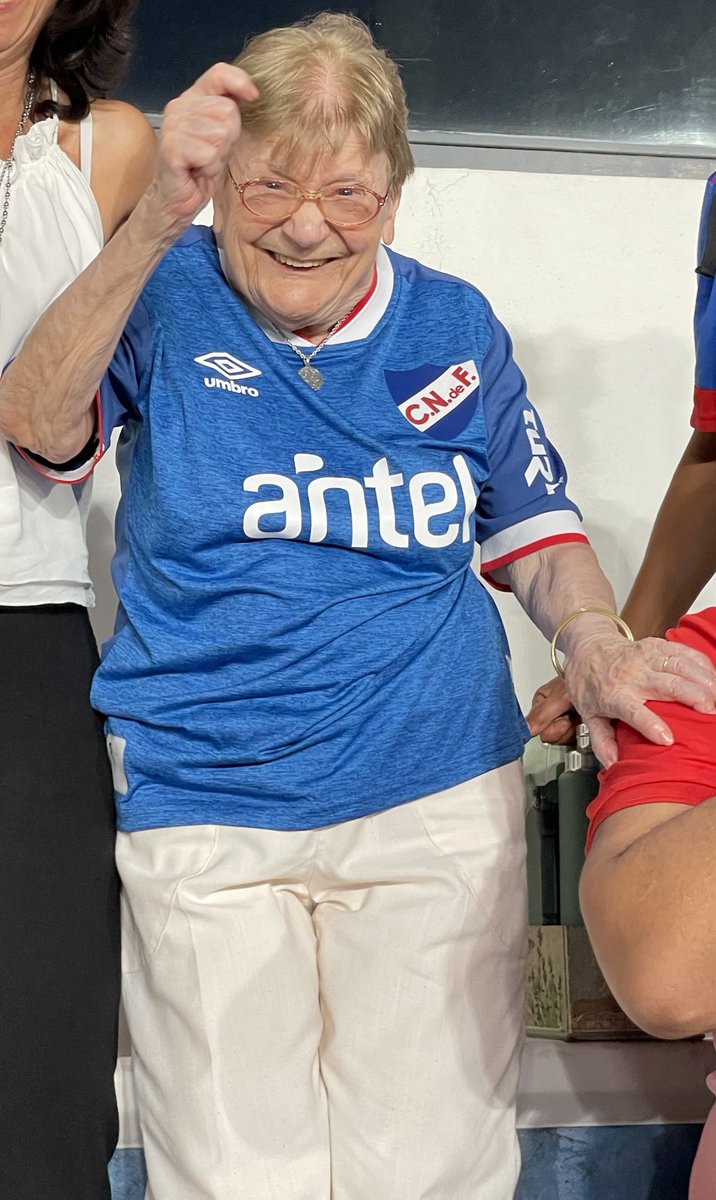 Sebamuniz98's tweet photo. A 3 días de sus 94 años conociendo el Gran Parque Central ❤️💙🤍 https://t.co/mnZu5dLu8Q