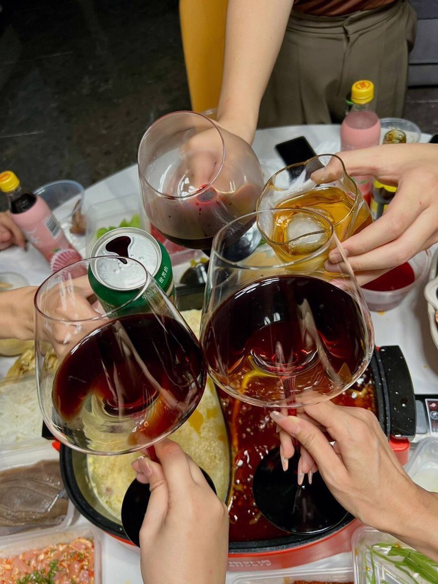 elh664's tweet photo. Disfrute de la congelación del tiempo y busque la humedad y la ternura que alguna vez fueron dulces en la copa de vino tinto que se balancea.   #Silicon Valley Bank   
#Brendan Fraser   #Arsenal https://t.co/ecnMtpYUJv