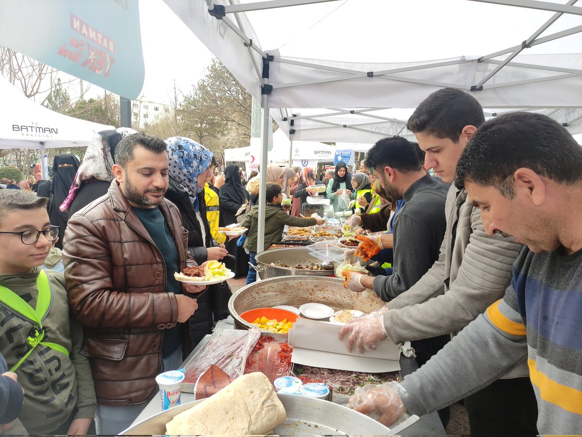 Deprem bölgelerinde yaşayan kardeşlerimizin yararına gerçekleştirilen kermes bu gün sona erdi. 

Üç gün devam eden kermes boyunca büyük bir özveriyle çalışan başta hanım kardeşlerimizden ve emeği geçen, katkıda bulunan tüm gönüllü kardeşlerimizden, Allah razı olsun. +