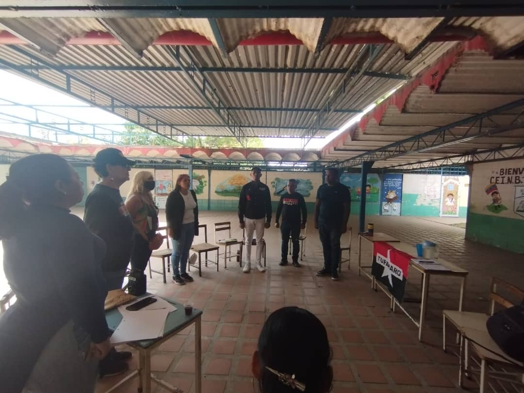 MRTAragua's tweet photo. #12Mar
Desde el Mpio. Lamas la militancia rebelde recibió a nuestro Responsable Político del Bloque @DavidTupamaro y de la mano con la Dirección Regional Operativa realizan Secretariado Municipal Ampliado para continuar fortaleciendo el partido.

#ChávezComunicador https://t.co/F30Dt88y49
