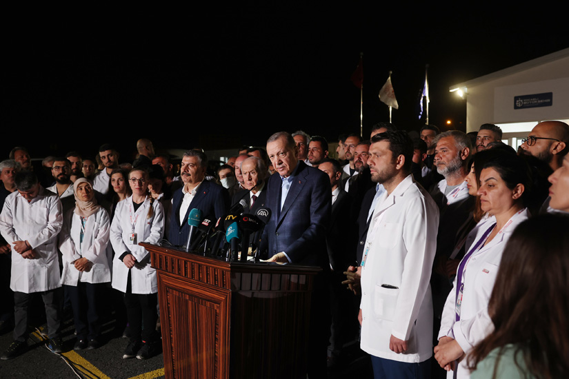 MHP_Bilgi's tweet photo. Cumhurbaşkanımız Sayın Recep Tayyip Erdoğan ve Genel Başkanımız Sayın Devlet BAHÇELİ, deprem bölgesi Hatay Defne'de kurulan sahra hastanesini ziyaret ederek, yetkililerden bilgi aldı. https://t.co/91bBIgagNF