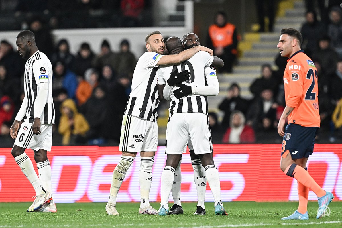 limitsizmac_com's tweet photo. ⚽ Maç sonucu:

➡️ Başakşehir 0-2 Beşiktaş

⚽ Goller: 15' Aboubakar, 55' Masuaku

🟥 Kırmızı kart: 15' Januzaj https://t.co/0wzRHYlRcv