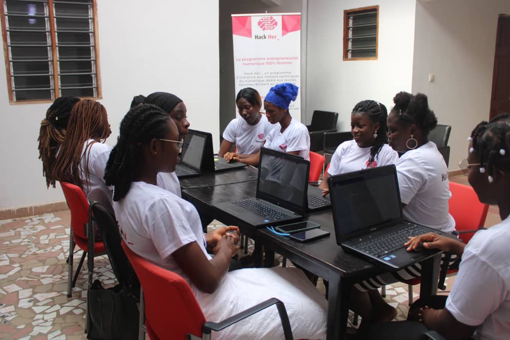 WomenHackbj's tweet image. Campagne digitale Women Hack Jour 3 ✊🏾❤️!
Saviez-vous qu'il existe un grand nombre d'opportunités entrepreneuriales dans le numérique🤓 ? 

m.facebook.com/story.php?stor…

#HackHer #DigitalHasNoGender #DigitalLadies #WomenInTech #WomenInStem #wasexo #BeninNumerique