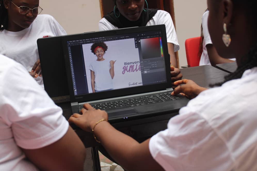 WomenHackbj's tweet image. Campagne digitale Women Hack Jour 3 ✊🏾❤️!
Saviez-vous qu'il existe un grand nombre d'opportunités entrepreneuriales dans le numérique🤓 ? 

m.facebook.com/story.php?stor…

#HackHer #DigitalHasNoGender #DigitalLadies #WomenInTech #WomenInStem #wasexo #BeninNumerique