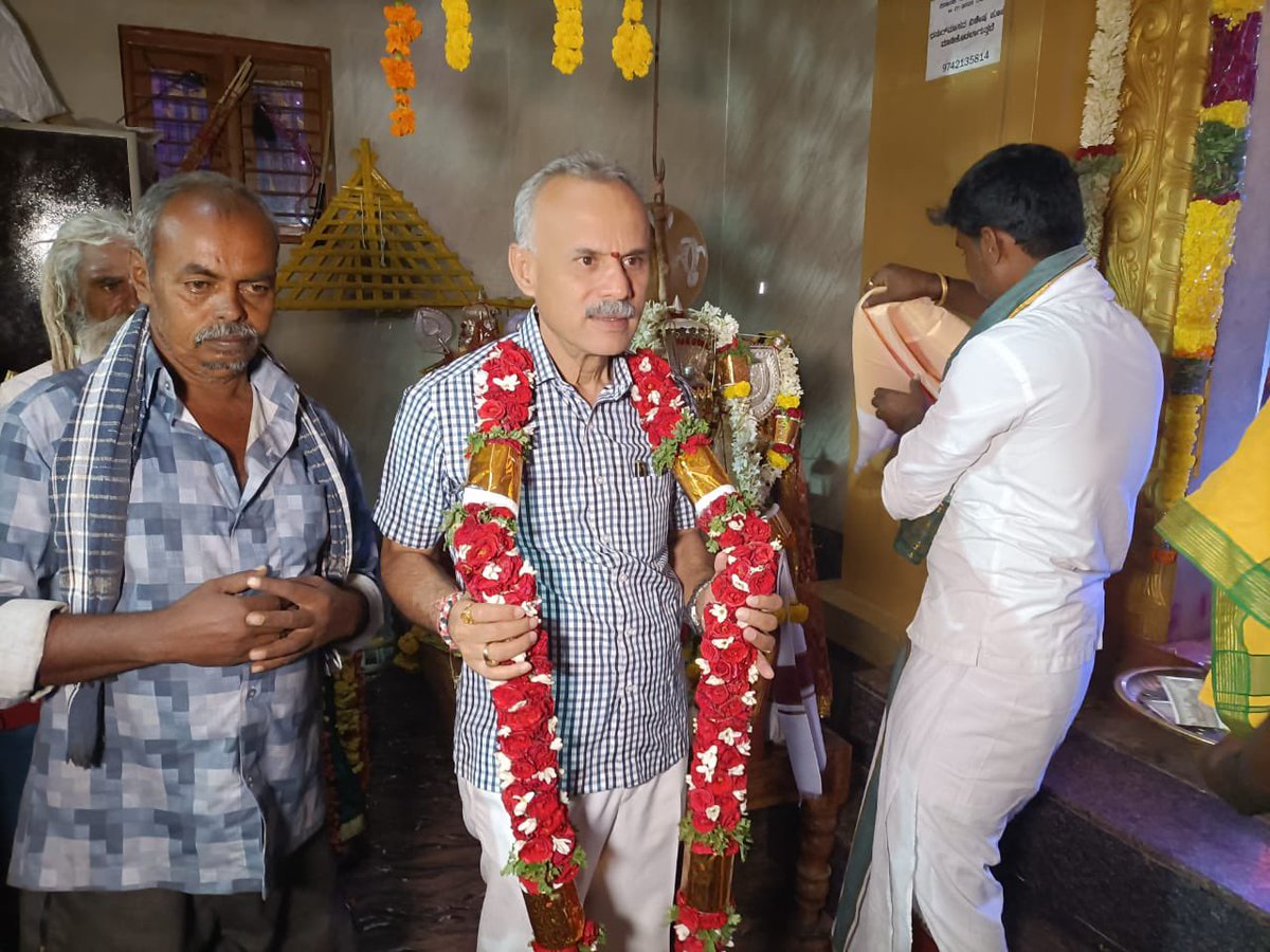 bsureshgowda1's tweet image. ತುಮಕೂರು ಗ್ರಾಮಾಂತರ ವಿಧಾನಸಭಾ ಕ್ಷೇತ್ರದ ಕದರಿ ಹುಣ್ಣಿಮೆ ಜಾತ್ರಾ ಮಹೋತ್ಸವದ ಪ್ರಯುಕ್ತ, ಚನ್ನೆನಹಳ್ಳಿಯ ಗೊಲ್ಲರಹಟ್ಟಿಯ ದೇವಾಲಯಕ್ಕೆ ಭೇಟಿ ನೀಡಿ ವಿಶೇಷ ಪೂಜೆ ಸಲ್ಲಿಸಿದೆ.ಈ ಸಂದರ್ಭದಲ್ಲಿ ನಮ್ಮ ಪಕ್ಷದ ಮುಖಂಡರು, ಕಾರ್ಯಕರ್ತರು ಹಾಗೂ ಗ್ರಾಮಸ್ಥರು ಉಪಸ್ಥಿತರಿದ್ದರು.
#TeamBSG #Tumkurrural #Shakthisoudha #BJP #Temple