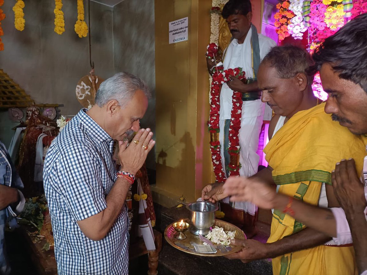 bsureshgowda1's tweet image. ತುಮಕೂರು ಗ್ರಾಮಾಂತರ ವಿಧಾನಸಭಾ ಕ್ಷೇತ್ರದ ಕದರಿ ಹುಣ್ಣಿಮೆ ಜಾತ್ರಾ ಮಹೋತ್ಸವದ ಪ್ರಯುಕ್ತ, ಚನ್ನೆನಹಳ್ಳಿಯ ಗೊಲ್ಲರಹಟ್ಟಿಯ ದೇವಾಲಯಕ್ಕೆ ಭೇಟಿ ನೀಡಿ ವಿಶೇಷ ಪೂಜೆ ಸಲ್ಲಿಸಿದೆ.ಈ ಸಂದರ್ಭದಲ್ಲಿ ನಮ್ಮ ಪಕ್ಷದ ಮುಖಂಡರು, ಕಾರ್ಯಕರ್ತರು ಹಾಗೂ ಗ್ರಾಮಸ್ಥರು ಉಪಸ್ಥಿತರಿದ್ದರು.
#TeamBSG #Tumkurrural #Shakthisoudha #BJP #Temple