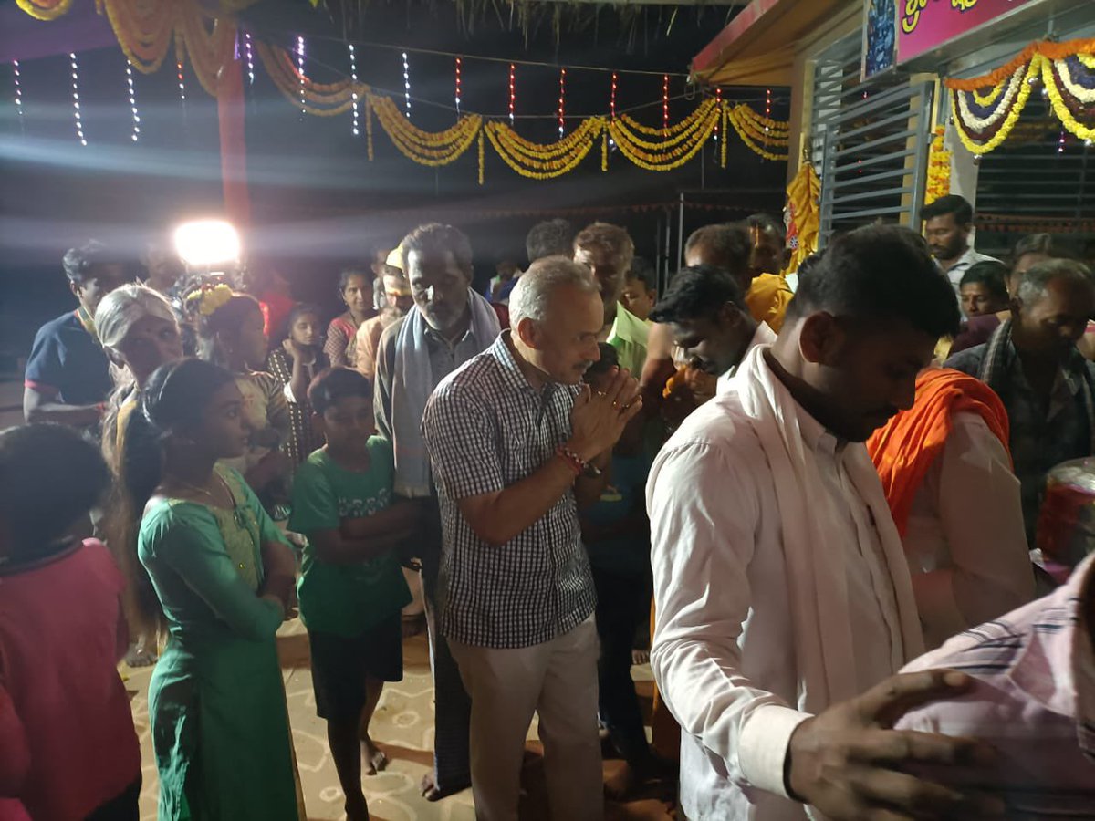 bsureshgowda1's tweet image. ತುಮಕೂರು ಗ್ರಾಮಾಂತರ ವಿಧಾನಸಭಾ ಕ್ಷೇತ್ರದ ಕದರಿ ಹುಣ್ಣಿಮೆ ಜಾತ್ರಾ ಮಹೋತ್ಸವದ ಪ್ರಯುಕ್ತ, ಚನ್ನೆನಹಳ್ಳಿಯ ಗೊಲ್ಲರಹಟ್ಟಿಯ ದೇವಾಲಯಕ್ಕೆ ಭೇಟಿ ನೀಡಿ ವಿಶೇಷ ಪೂಜೆ ಸಲ್ಲಿಸಿದೆ.ಈ ಸಂದರ್ಭದಲ್ಲಿ ನಮ್ಮ ಪಕ್ಷದ ಮುಖಂಡರು, ಕಾರ್ಯಕರ್ತರು ಹಾಗೂ ಗ್ರಾಮಸ್ಥರು ಉಪಸ್ಥಿತರಿದ್ದರು.
#TeamBSG #Tumkurrural #Shakthisoudha #BJP #Temple