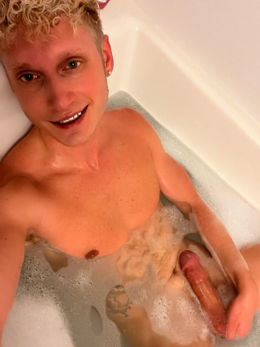 Join me in the tub? 🛀🏼 https://t.co/pG7H4geRS3